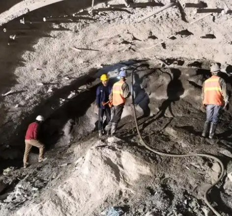 陈仓隧道拱顶带模注浆料，微膨胀注浆料的特点及施工工艺